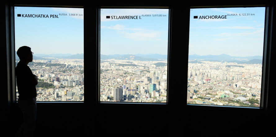 크기변환_NISI20150916_0005907417 N서울타워 전망대를 찾은 관람객이 창문을 통해 서울 도심을 바라보고 있다.jpg